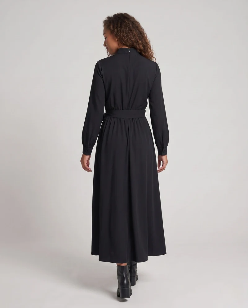 Frauen Elegante Maxikleid mit Hohem Kragen und Maßgeschneidertem Detail Drune