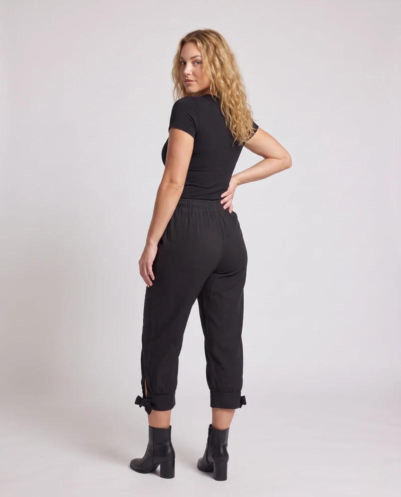 Damen Freizeit Sommerhose mit verstellbarem Bund und stilvollen Knoten Drune