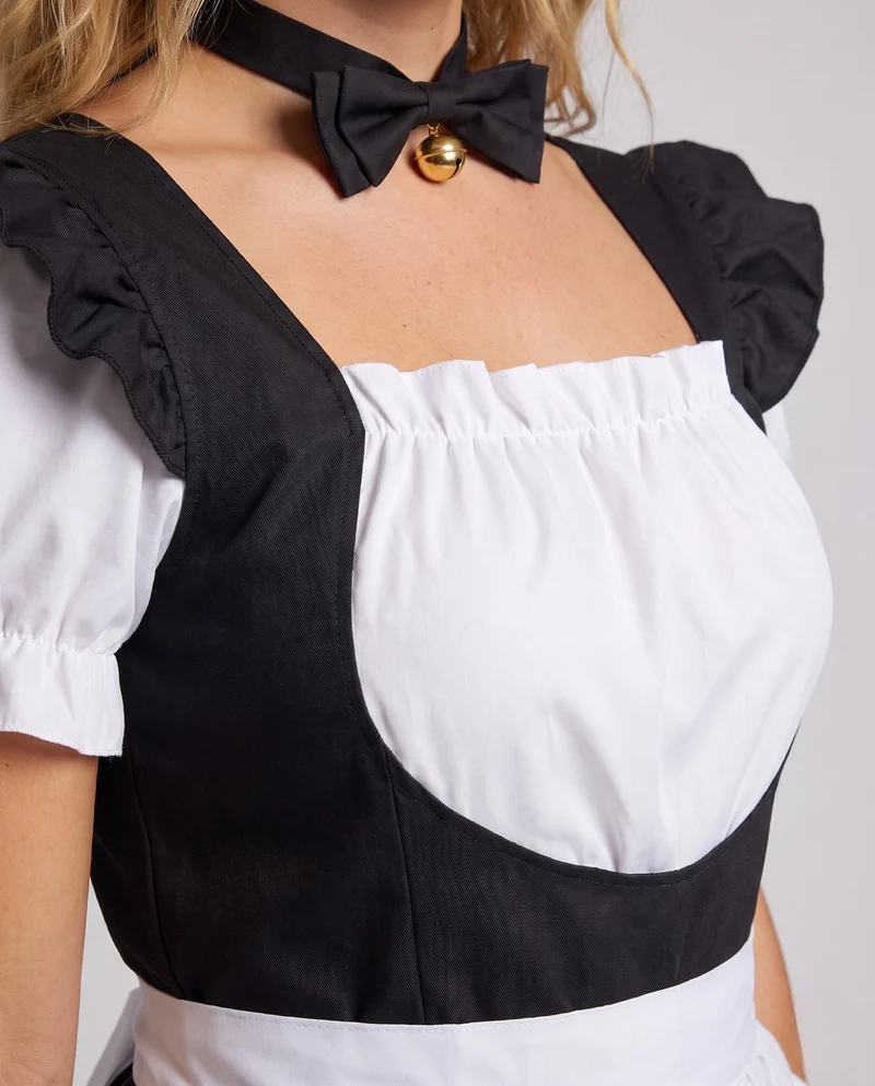 Frauen verspieltes Kostümkleid mit Rüschendetails und Haaraccessoire Drune