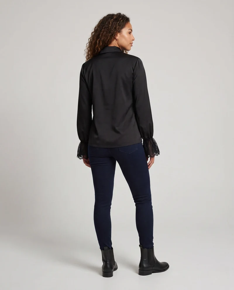 Damenbluse mit eleganter Spitzenkante und aufwendiger Stickerei Drune