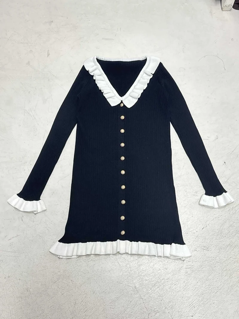 Damen nan figurbetontes Rippen-Strickkleid mit dekorativer Knopfleiste, kontrastierendem Volantkragen und gerafften Manschetten Drune