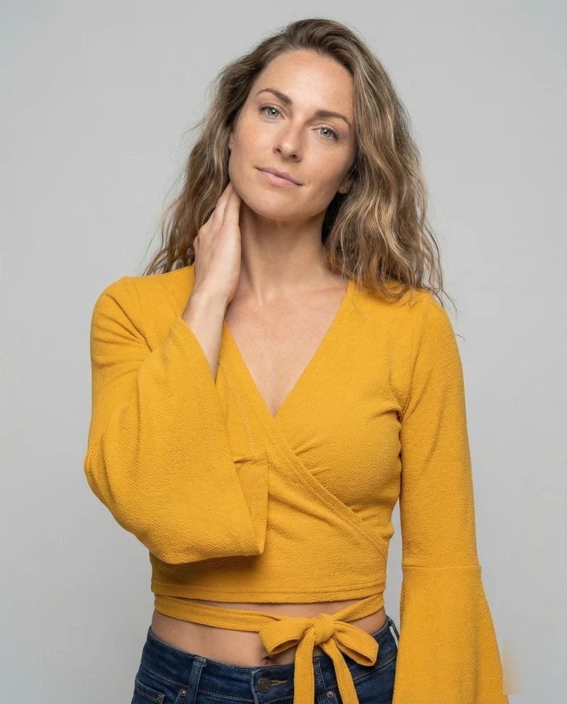 Damen kurzes Wickeltop mit Trompetenärmeln.