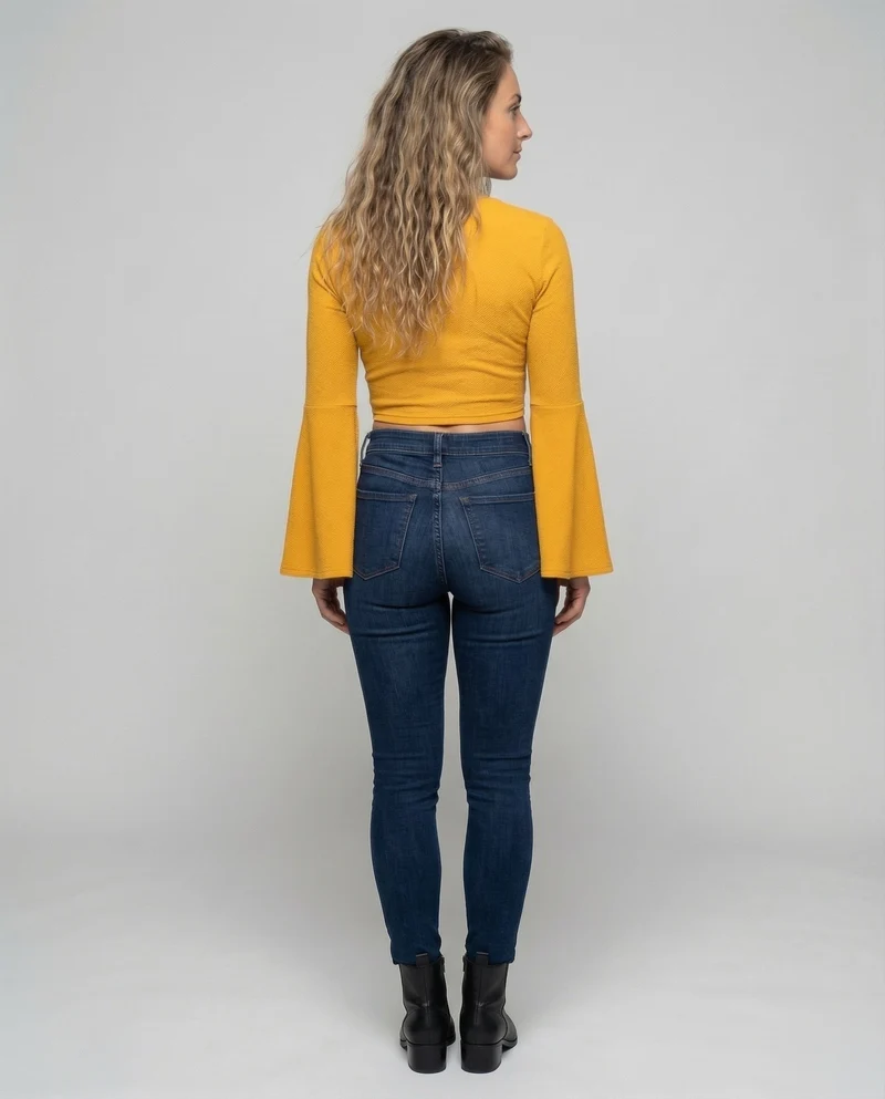 Damen kurzes Wickeltop mit Trompetenärmeln.