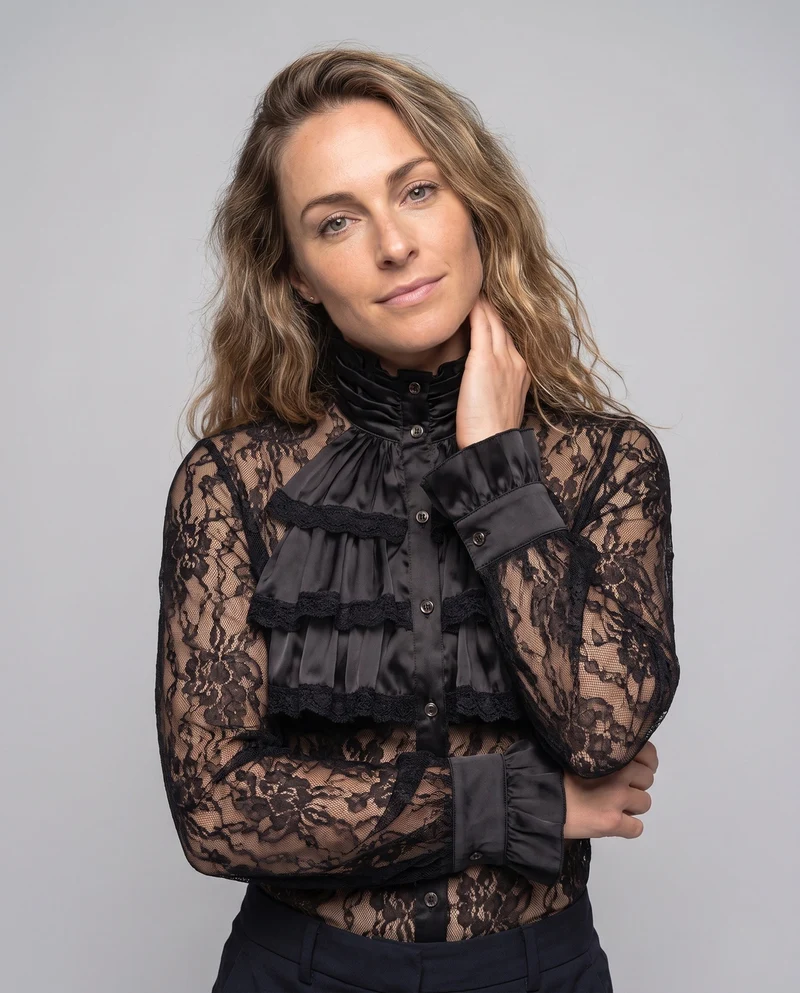 Damen elegante Rüsch Bluse mit Stehkragen und feinen Knopfdetails Drune