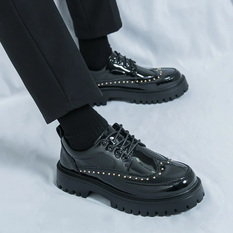 Damen Plateau-Brogue Derby mit markanter Profilsohle und Lacklederoptik Drune
