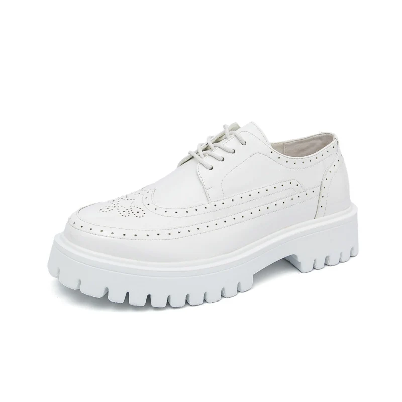Damen Plateau-Brogue Derby mit markanter Profilsohle und Lacklederoptik Drune