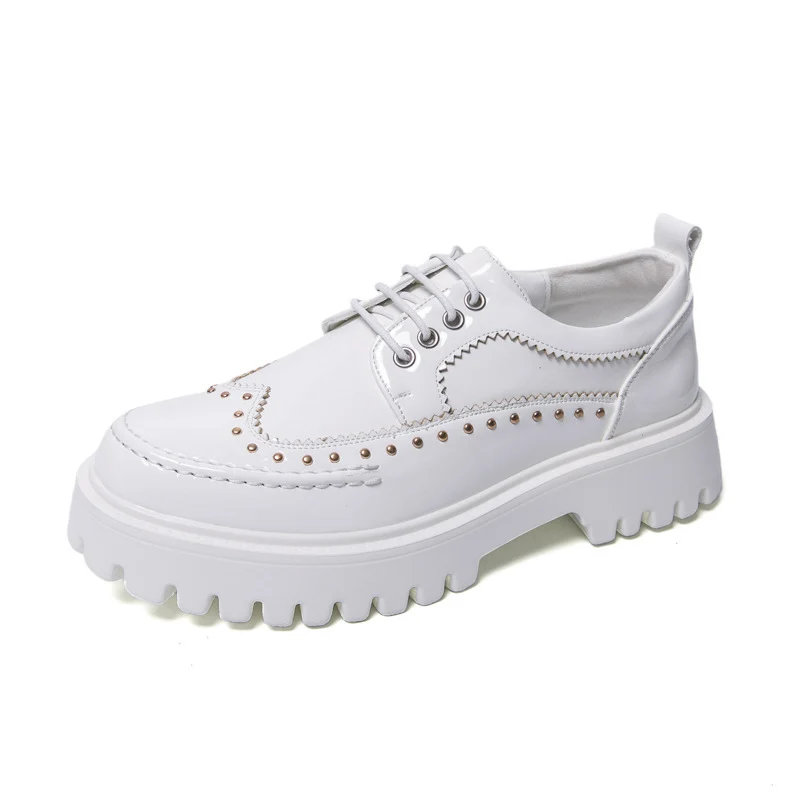 Damen Plateau-Brogue Derby mit markanter Profilsohle und Lacklederoptik Drune