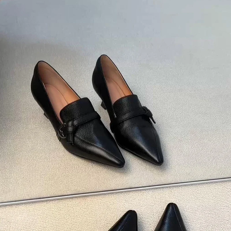 Damen elegante spitze Ballerinas mit feinem Riemen Drune