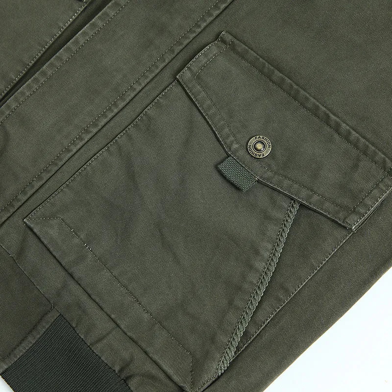 Herren Canvas-Fieldjacke im Bomberstil mit gerippten Bündchen, aufgesetzten Pattentaschen und bedrucktem Innenfutter Drune