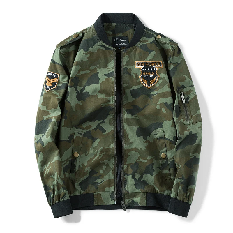 Herren Camouflage Bomberjacke im Military‑Style mit Patch‑Applikationen, Ärmeltasche und Rippenbündchen Drune