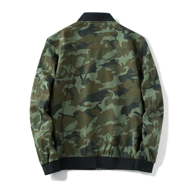 Herren Camouflage Bomberjacke im Military‑Style mit Patch‑Applikationen, Ärmeltasche und Rippenbündchen Drune