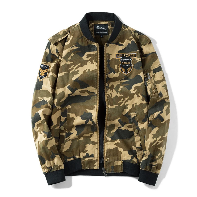 Herren Camouflage Bomberjacke im Military‑Style mit Patch‑Applikationen, Ärmeltasche und Rippenbündchen Drune