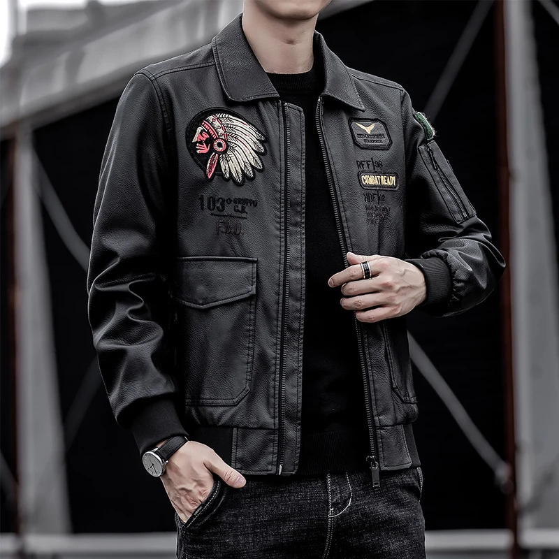 Herren Bomberjacke im Piloten-Look aus Lederimitat mit aufgesetzten Patches und Multifunktions-Taschen Drune
