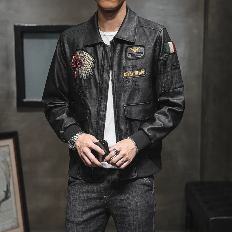 Herren Bomberjacke im Piloten-Look aus Lederimitat mit aufgesetzten Patches und Multifunktions-Taschen Drune