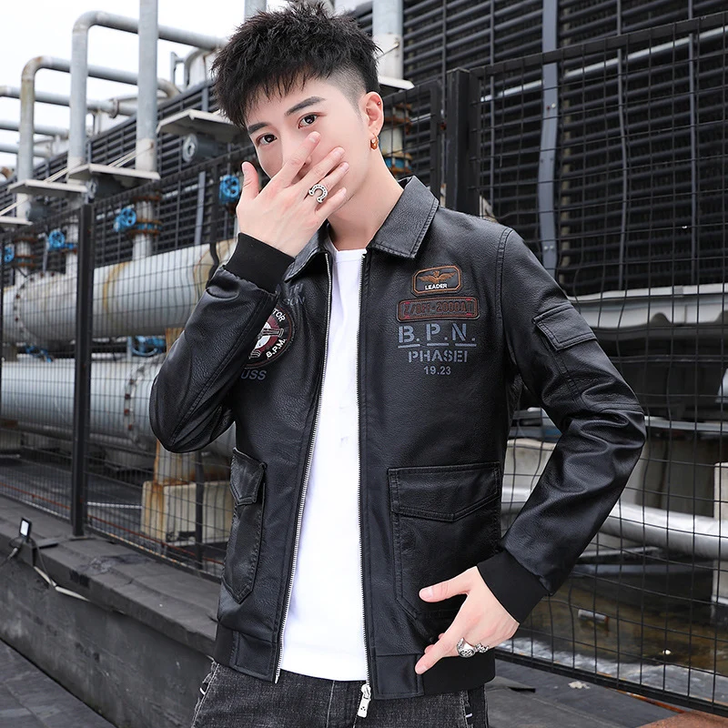 Herren Aviator‑Bomberjacke im Military‑Style mit großem Rückenpatch und Ärmeltasche Drune