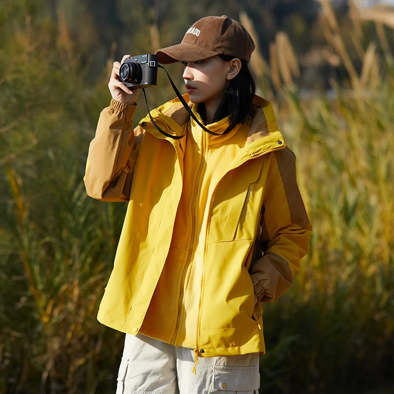Damen zweilagige wasserabweisende Outdoorjacke mit Kapuze, Taillenregulierung und Kontrastbesätzen Drune