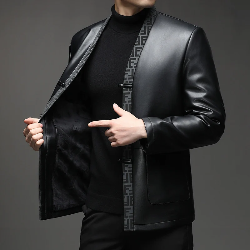 Herren Kunstleder-Sakko im Kimono-Stil mit Jacquardblende und Kordelverschlüssen Drune