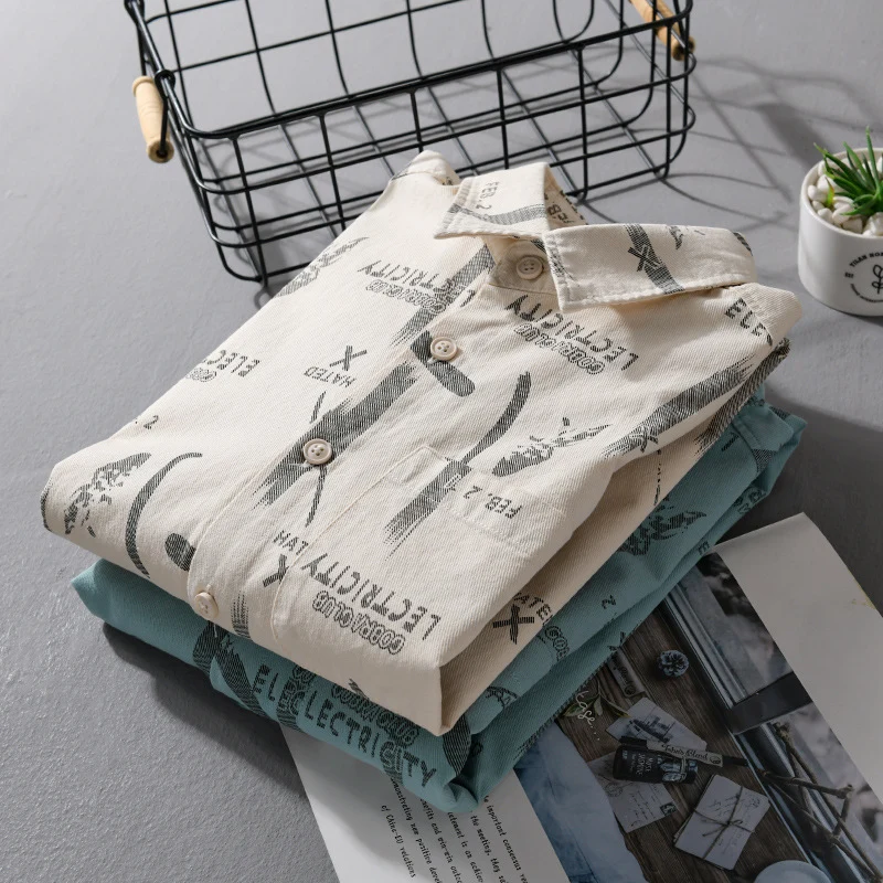 Herren Leichtes Baumwoll-Crinkle Hemd im Relaxed-Fit mit Typo-Alloverprint und aufgesetzter Brusttasche Drune