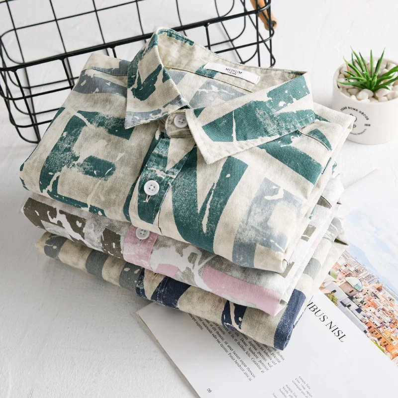 Herren Langarm-Hemdjacke mit großflächigem Typo‑Print aus Baumwollmix Drune