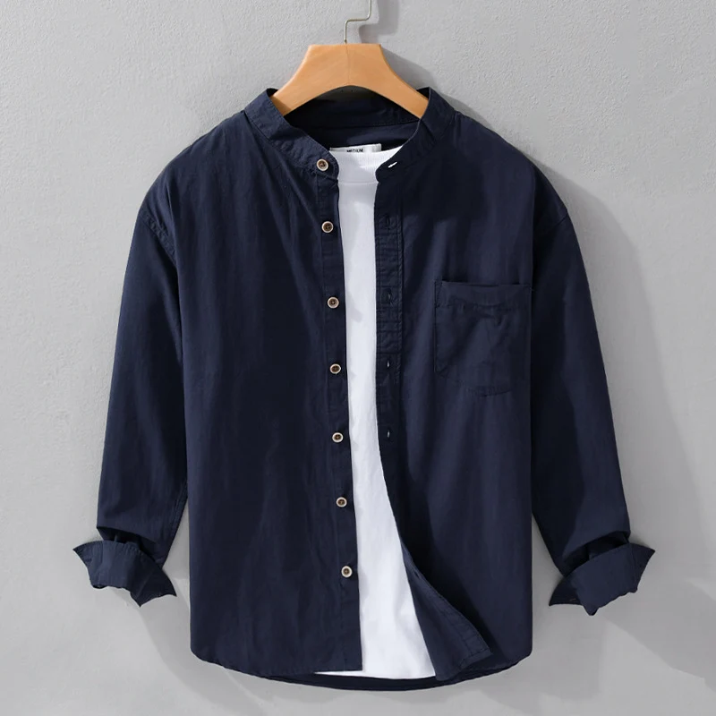 Herren Hemdjacke im Mandarinstil aus Baumwoll-Twill, Relaxed-Fit, mit aufgesetzter Brusttasche und Holzknöpfen Drune
