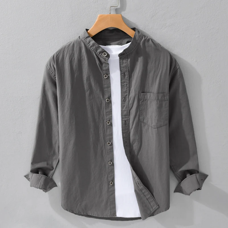 Herren Hemdjacke im Mandarinstil aus Baumwoll-Twill, Relaxed-Fit, mit aufgesetzter Brusttasche und Holzknöpfen Drune