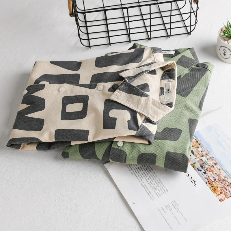 Herren Baumwoll-Overshirt mit Allover-Lettering-Print, Relaxed-Fit und Kentkragen Drune
