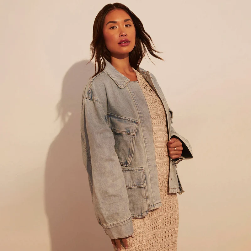 Damen Oversize-Utility-Denimjacke mit großen Pattentaschen und knöpfbarer Front Drune