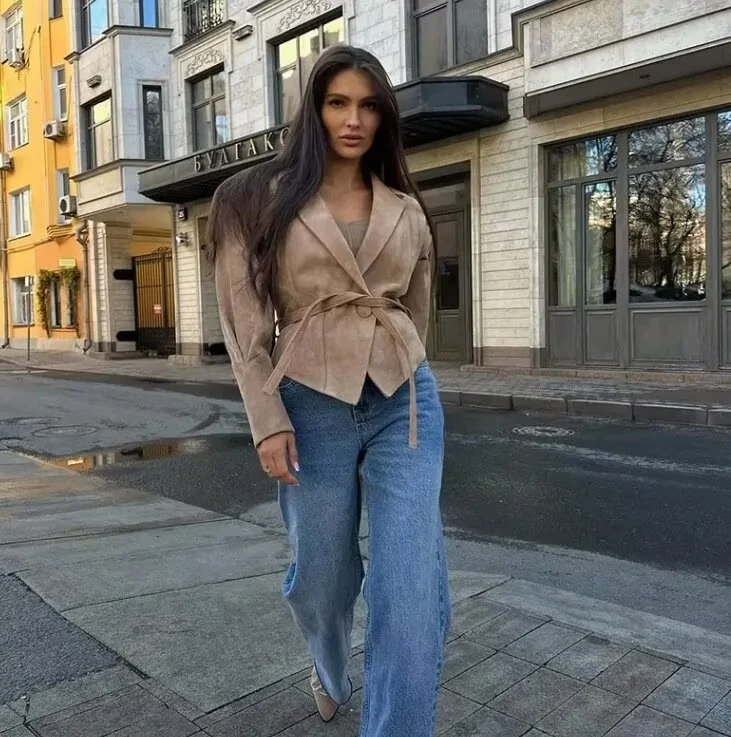 Damen Wildleder‑Wickeljacke mit Taillengürtel und strukturierten Schulterdetails Drune