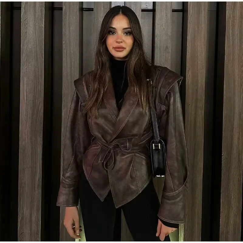 Damen Wickel-Lederjacke mit Taillengürtel, betonter Schulterpartie und femininer Silhouette Drune