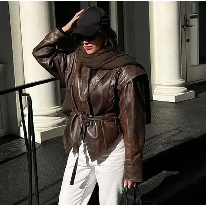 Damen Wickel-Lederjacke mit Taillengürtel, betonter Schulterpartie und femininer Silhouette Drune
