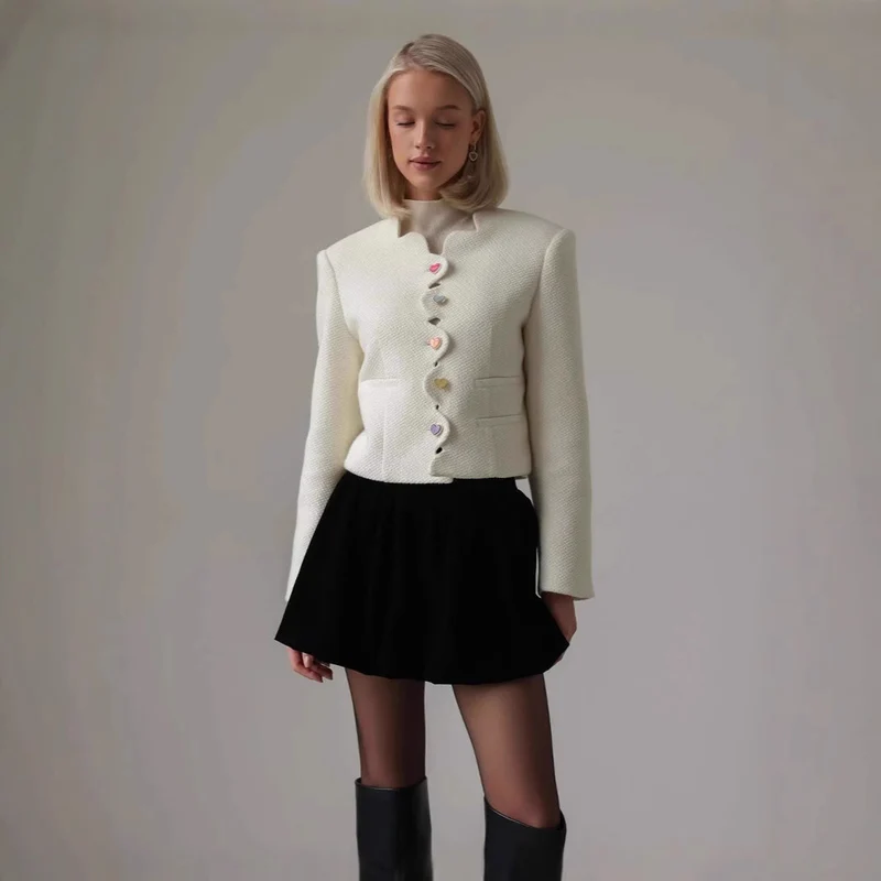 Damen Taillierter Bouclé-Kurzblazer mit geschwungener Knopfleiste und Herzknöpfen Drune