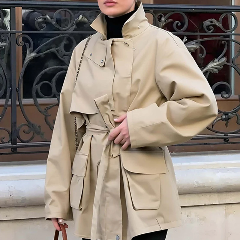 Damen Taillierte Übergangsjacke mit Stehkragen, Schultercape und Bindegürtel Drune
