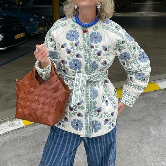 Damen Stickjacke mit folklorischer Blumenstickerei, Knopfleiste und lockerer Passform Drune