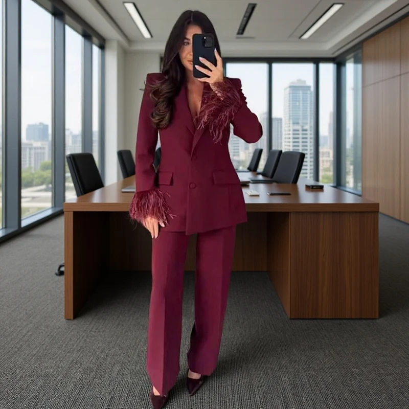 Damen Schicker taillierter Blazer-Hosenanzug mit Federbesatz an Manschetten Drune