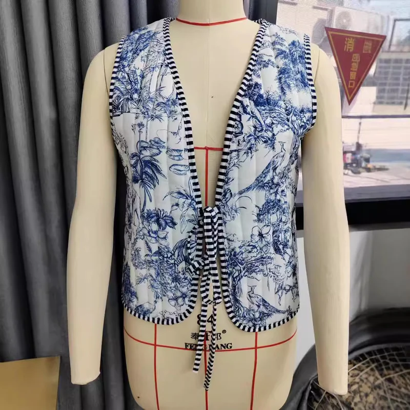 Damen Patchwork‑Weste mit Bindeband, gestreifter Innenverarbeitung und Kontrastpaspel Drune