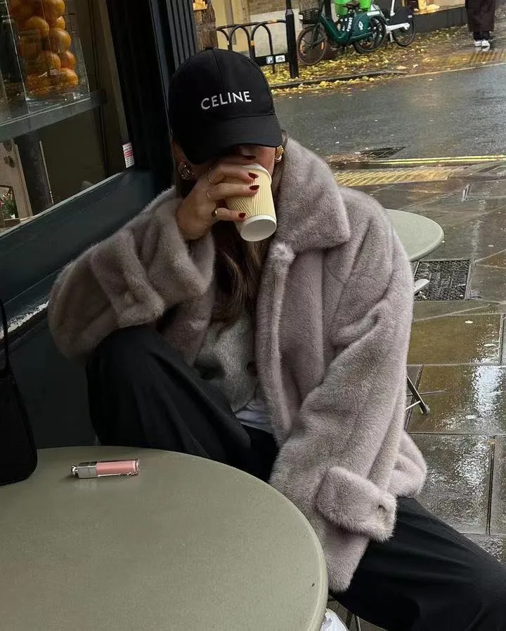 Damen Oversize Kunstfell-Mantel mit Reverskragen, aufgesetzten Taschen und Knopfleiste Drune