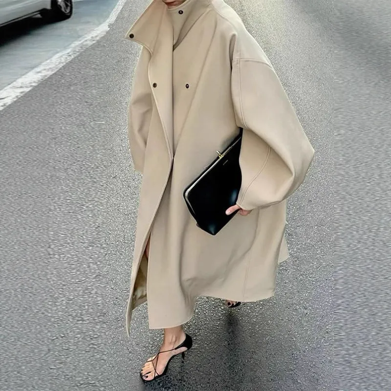 Damen Mantel im minimalistischen Midi‑Schnitt mit Stehkragen und verdeckter Knopfleiste Drune
