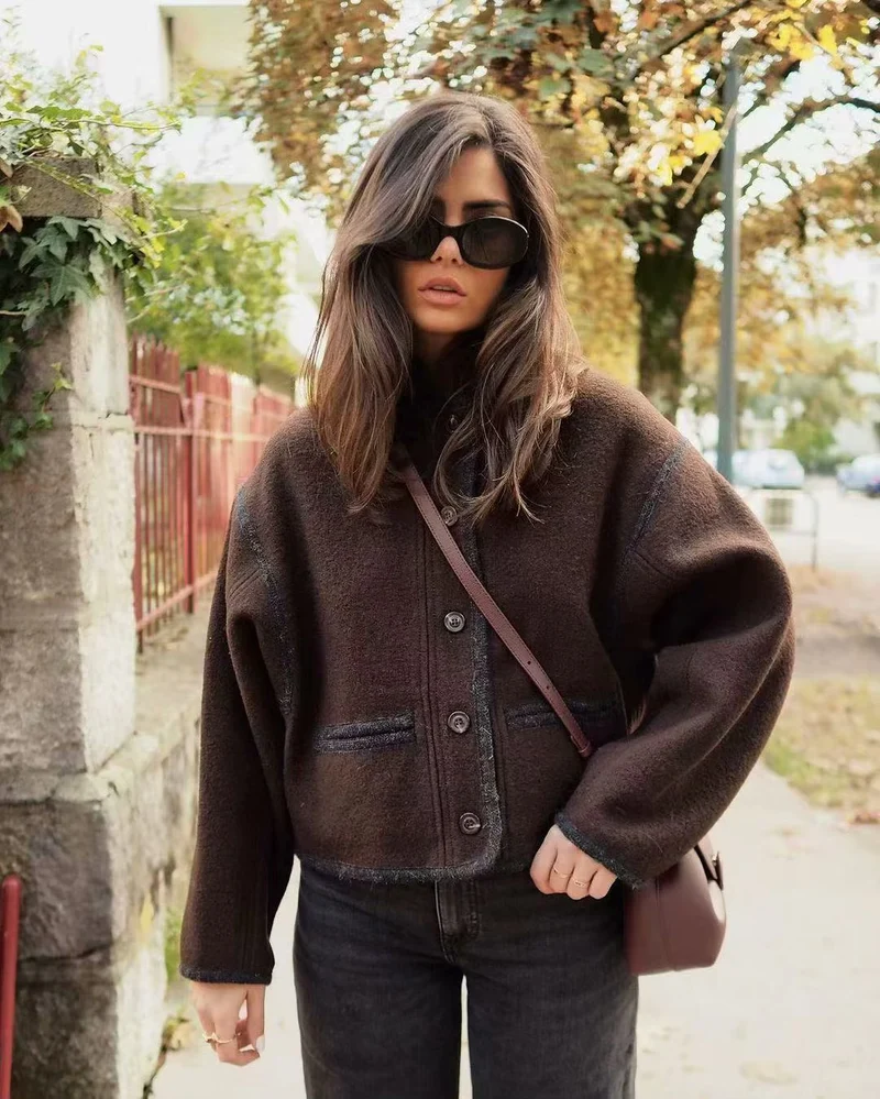 Damen Kurzjacke mit Rundhals, kastiger Cropped‑Silhouette und Kontrastpaspel Drune