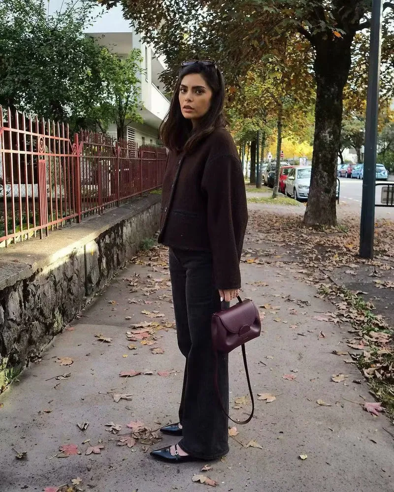 Damen Kurzjacke mit Rundhals, kastiger Cropped‑Silhouette und Kontrastpaspel Drune
