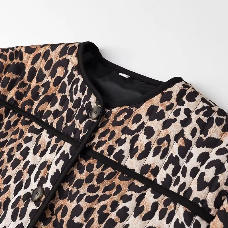 Damen Kurzjacke mit Leo‑Alloverprint, Rundhalsausschnitt und kontrastierender Paspel Drune