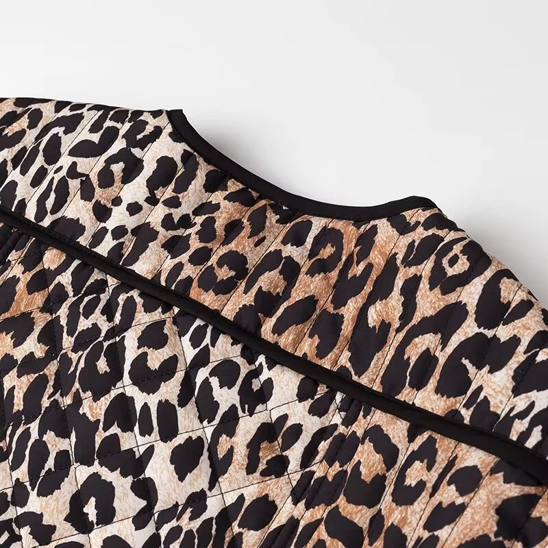 Damen Kurzjacke mit Leo‑Alloverprint, Rundhalsausschnitt und kontrastierender Paspel Drune