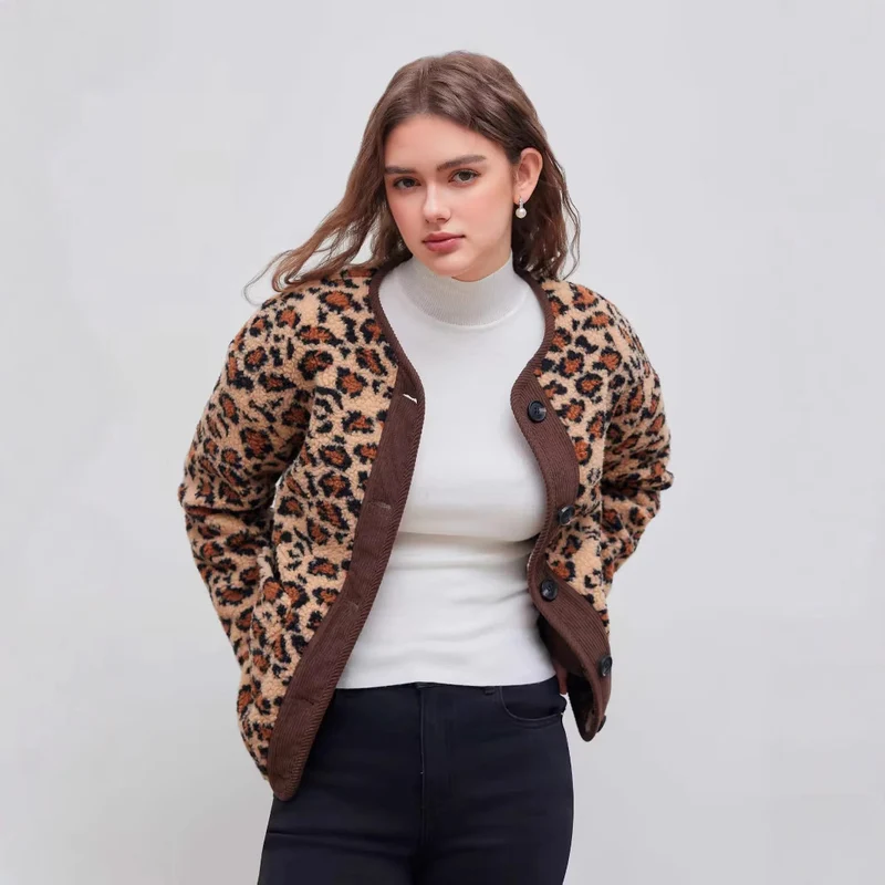 Damen Kurzjacke im Teddy‑Look mit Leopardenmuster und Knopfverschluss Drune