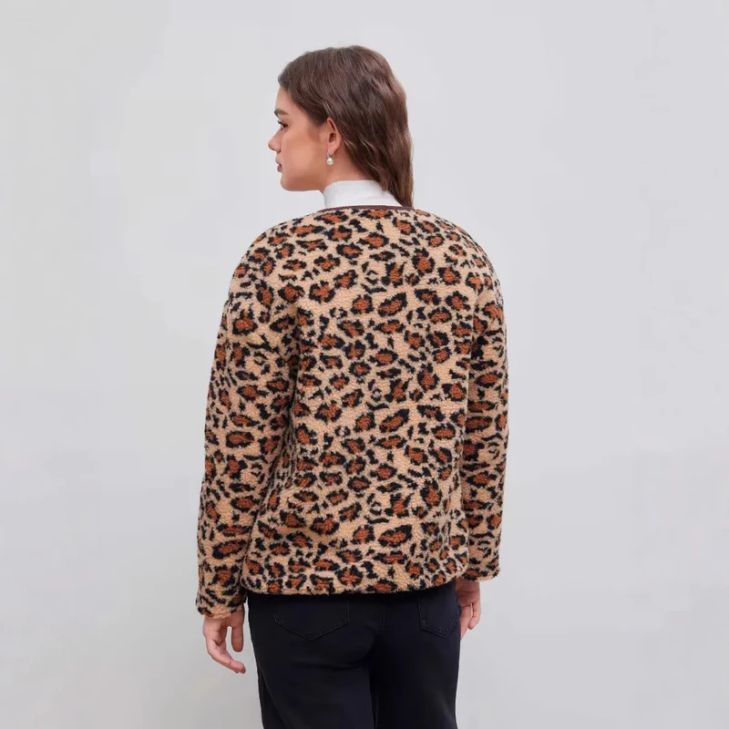 Damen Kurzjacke im Teddy‑Look mit Leopardenmuster und Knopfverschluss Drune