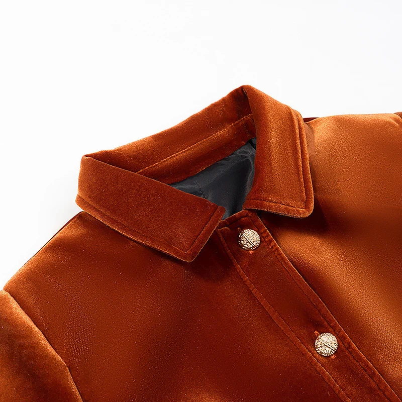 Damen Kurzjacke im Samt‑Look mit Hemdkragen, aufgesetzten Pattentaschen und goldfarbenen Zierknöpfen Drune