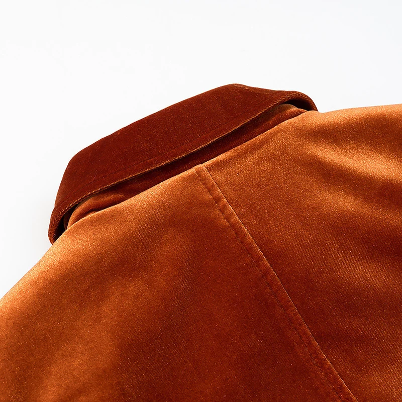 Damen Kurzjacke im Samt‑Look mit Hemdkragen, aufgesetzten Pattentaschen und goldfarbenen Zierknöpfen Drune