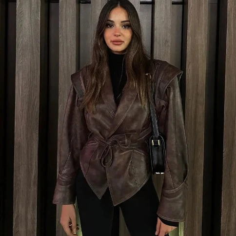 Damen Kurzjacke aus Wildlederoptik mit Wickelgürtel, Schalkragen und Schnürdetail Drune