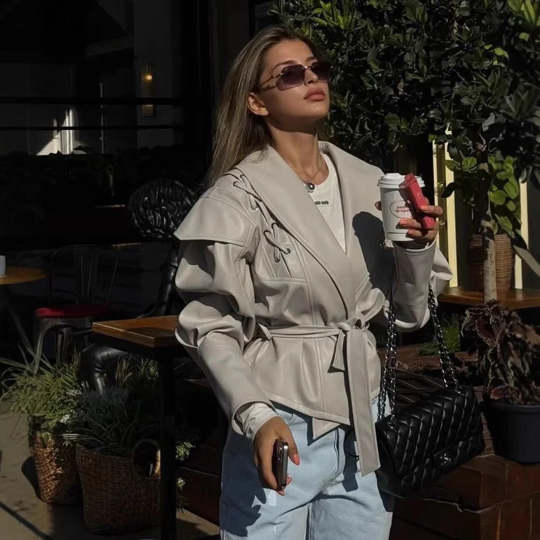 Damen Kurzjacke aus Wildlederoptik mit Wickelgürtel, Schalkragen und Schnürdetail Drune