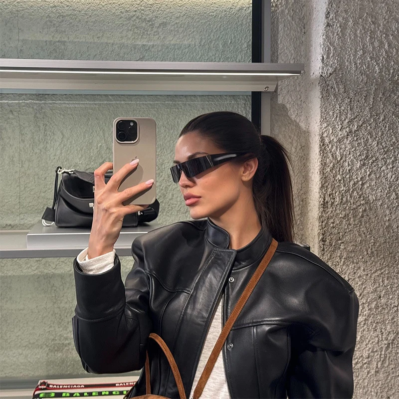Damen Kurzjacke aus veganem Glattleder mit markanten Schulterpuffern und verdeckter Druckknopfleiste Drune