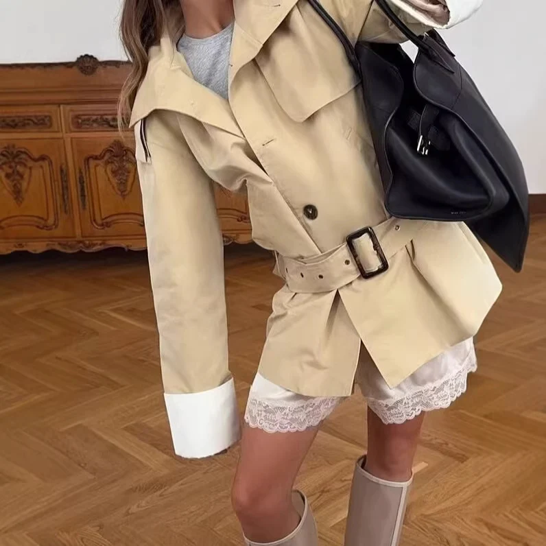 Damen Kurzer Trenchcoat mit Taillengürtel, Stehkragen und Kontrastmanschetten Drune