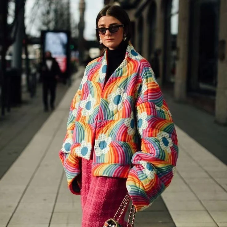 Damen Kurze Oversize-Steppjacke mit bunten Regenbogenstreifen und Blumenapplikation Drune